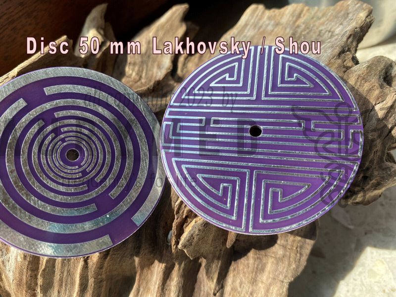 50 mm Disc - 2 Stück im Set - das chinesische Shou Symbol trifft die MWO Lakhovsky Design Antenne, mittig ein kleines Loch, doppelseitig, Zinn legiert, Kupfer unterlegt, flieder lila 50 mm Disc - 2 Stück im Set - das chinesische Shou Symbol trifft die MWO Lakhovsky Design Antenne, mittig ein kleines Loch, doppelseitig, Zinn legiert, Kupfer unterlegt, flieder lila