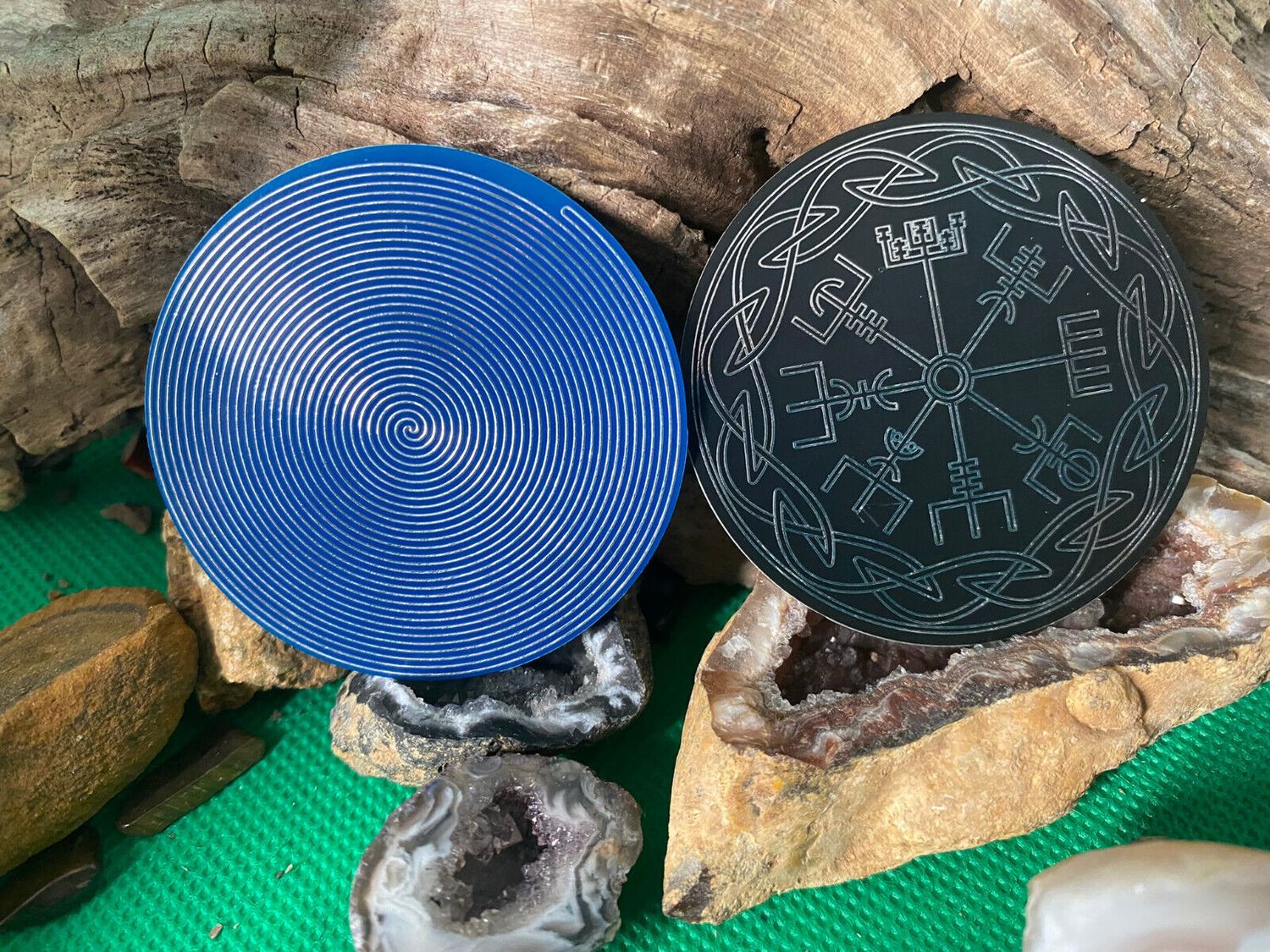 50 mm Disc - Vegvisir mit keltischem Rahmen trifft die Bifilar Spule (fermatsche Antenne), doppelseitig, Zinn legiert, Kupfer unterlegt, schwarz oder blau