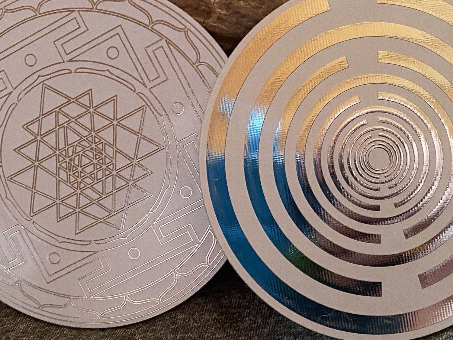 94 mm Disc - 1 Stück - das Sri Yantra Symbol der heiligen Geometrie vereint mit der Lakhovsky MWO Oszillator Schwingkreis Design Antenne (stromlos), doppelseitig, Zinn legiert, Kupfer unterlegt, weiss