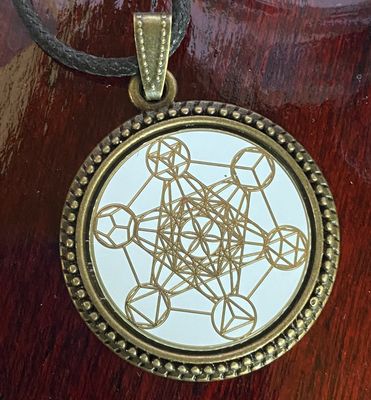 Amulette - bronzefarbend, Metatron mit den platonischen Körpern, Disc in weis mit ca.25 mm Durchmesser, Disc Gold legiert, Kupfer unterlegt