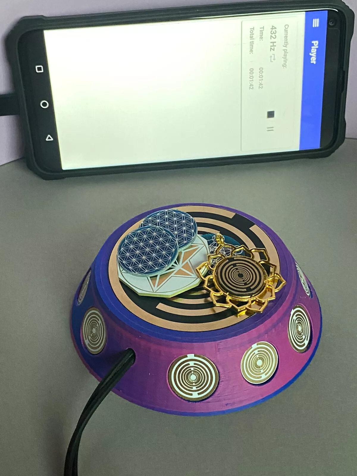 69 mm VibraNex UFO, Farbverlauf, Oberflächenplatte gold legiert, Füllung Bergkristall, Turmalin, Amethyst