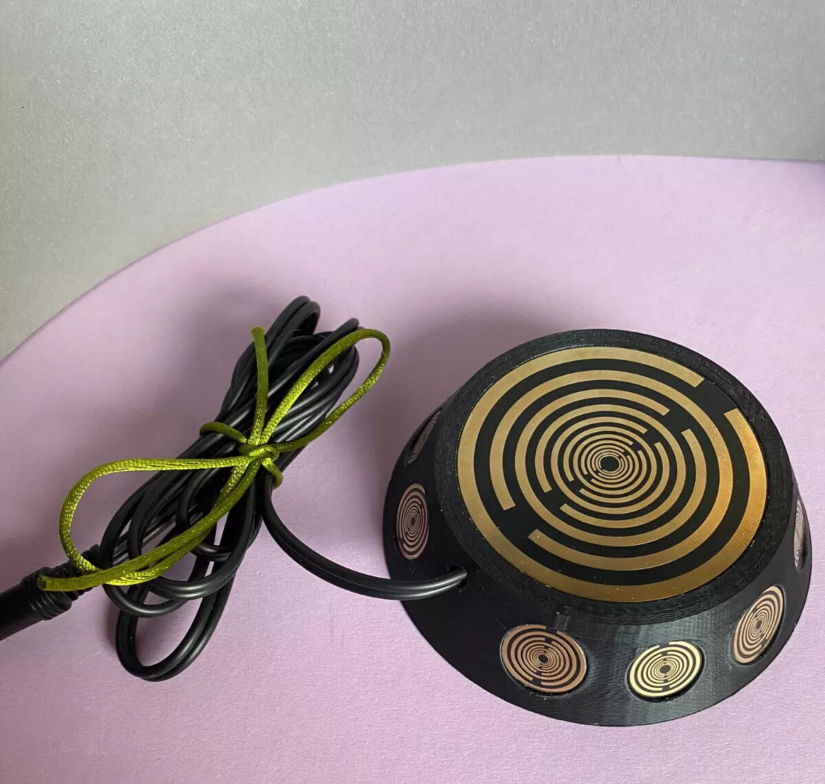 69 mm VibraNex UFO - schwarz, Oberflächenplatte gold legiert, Füllung Bergkristall & Turmaline