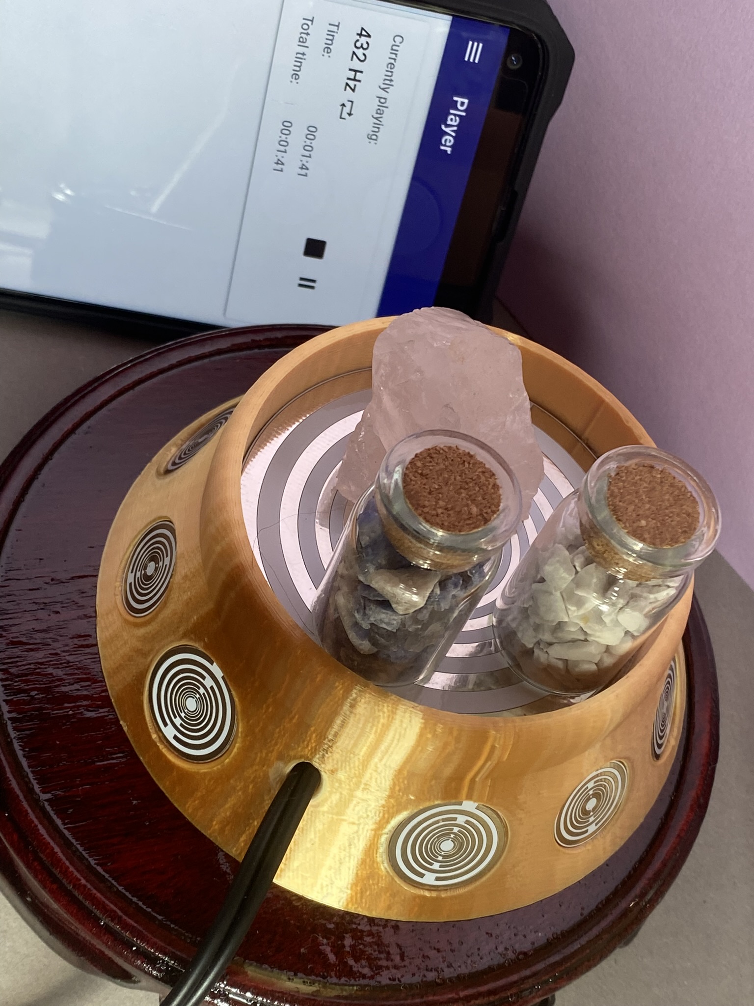 69 mm VibraNex Brunnen, 1 farbig, Oberflächenplatte Zinn legiert, Füllung Tigeraugen