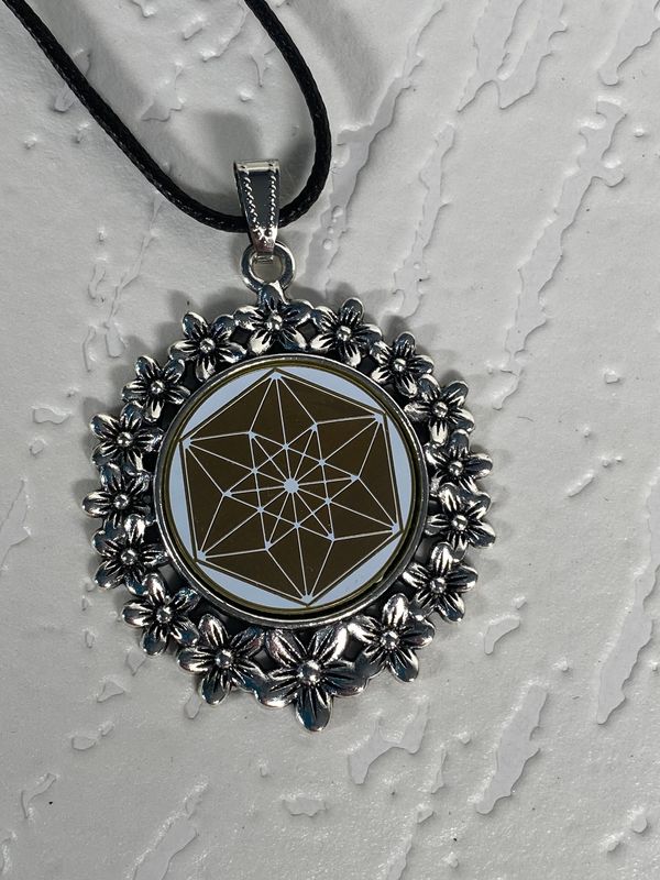 Amulette - silberfarbend Blumenmuster mit Vector Equilibrium Symbol Amulette - silberfarbend Blumenmuster mit Vector Equilibrium Symbol