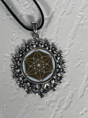 Amulette - silberfarbend Blumenmuster mit Vector Equilibrium Symbol