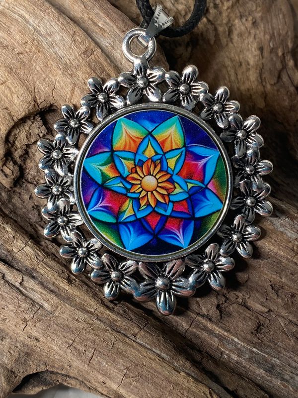 Amulette - silberfarbend Blumenmuster mit Lotus Blumen Symbol Amulette - silberfarbend Blumenmuster mit Lotus Blumen Symbol