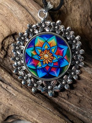 Amulette - silberfarbend Blumenmuster mit Lotus Blumen Symbol Amulette - silberfarbend Blumenmuster mit Lotus Blumen Symbol