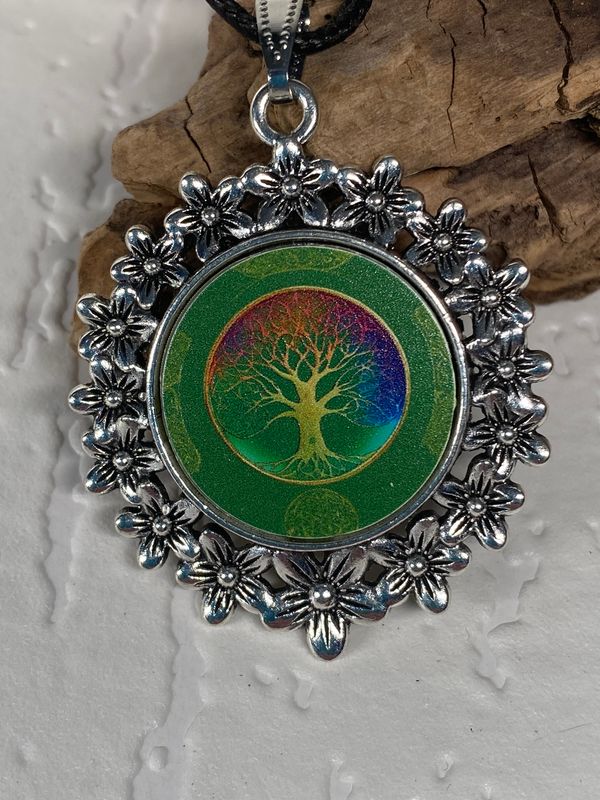 Amulette - silberfarbend Blumenmuster mit Baum des Lebens Symbol Amulette - silberfarbend Blumenmuster mit Baum des Lebens Symbol
