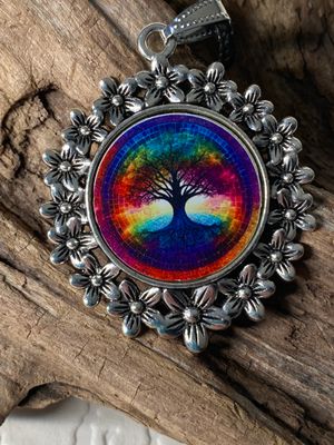 Amulette - silberfarbend Blumenmuster mit Baum des Lebens Symbol Amulette - silberfarbend Blumenmuster mit Baum des Lebens Symbol