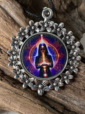 Amulette - silberfarbend Blumenmuster mit Wicca Zauberin Symbol Amulette - silberfarbend Blumenmuster mit Wicca Zauberin Symbol