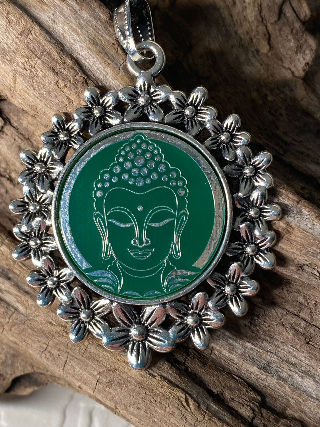 Amulette - silberfarbend Blumenmuster mit Buddha Symbol