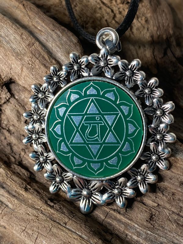 Amulette - silberfarbend Blumenmuster mit Herz Chakra Symbol Amulette - silberfarbend Blumenmuster mit Herz Chakra Symbol