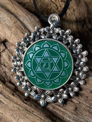 Amulette - silberfarbend Blumenmuster mit Herz Chakra Symbol Amulette - silberfarbend Blumenmuster mit Herz Chakra Symbol
