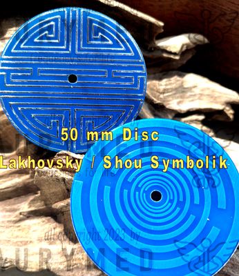 50 mm Disc - 2 Stück -das chinesische Shou Symbol trifft die MWO Lakhovsky Design Antenne, mittig ein kleines Loch, doppelseitig, einseitig Zinn legiert, einseitig blau legiert, Kupfer unterlegt,blau 50 mm Disc - 2 Stück -das chinesische Shou Symbol trifft die MWO Lakhovsky Design Antenne, mittig ein kleines Loch, doppelseitig, einseitig Zinn legiert, einseitig blau legiert, Kupfer unterlegt,blau