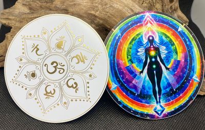 90 mm Disc - 2-er Set - Die Lotus Chakra OM Blume mit allen Symbolen trifft den Regenbogen Chakra Körper, doppelseitig, 1-seitig Gold legiert, Kupfer unterlegt
