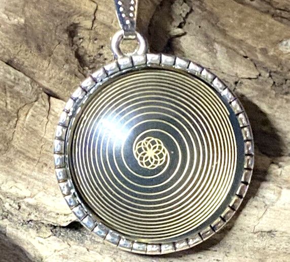 Amulette - silberfarbend mit dem Baum des Lebens,fermatsche Antenne (Bifilar Spirale), Disc (hinter Glas) in schwarz mit ca.25 mm Durchmesser, Disc Gold legiert, Kupfer unterlegt