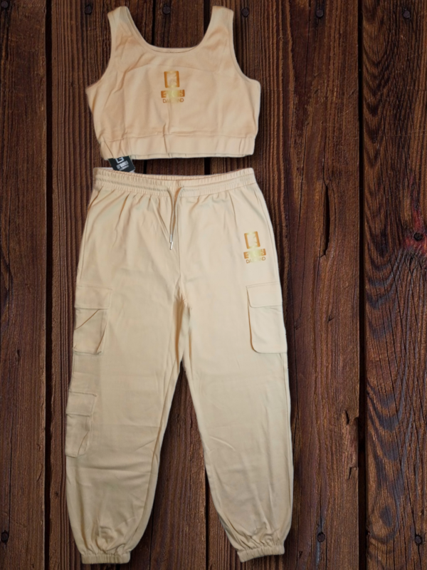 Two pieces set Jogging with side pockets and crop top