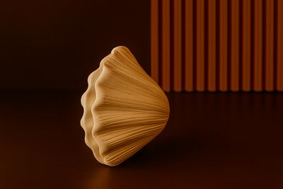 Witte keramische schelpvormige sculptuur