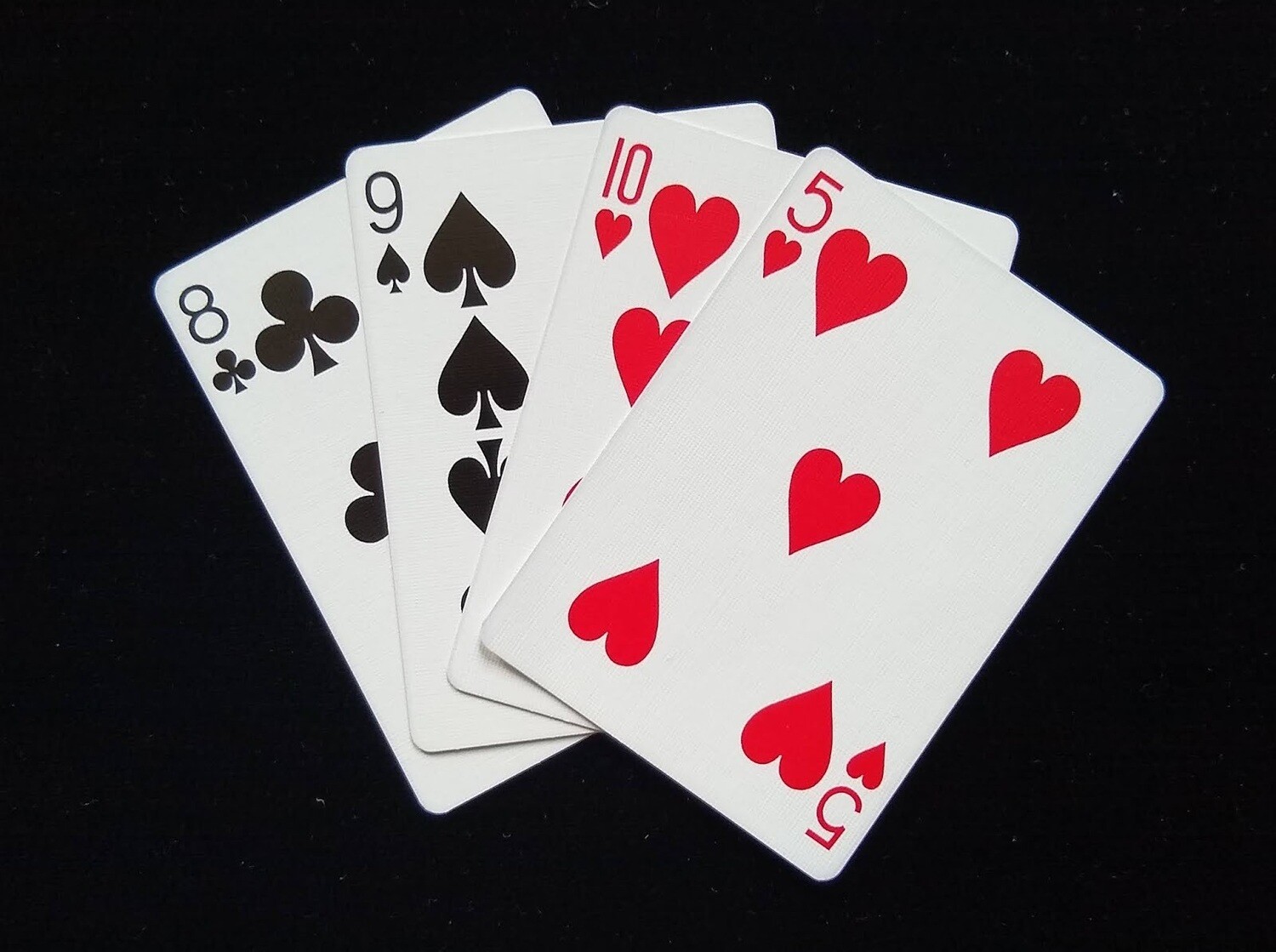 Комбинации в покере. Карточная игра Red 7. Карточная игра в красно черных тонах на ПК. Игра красное и черное правила.