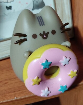 Pusheen con Dona Figura Original