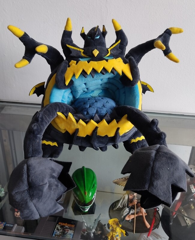 Guzzlord Peluche Pokemon Center 2018