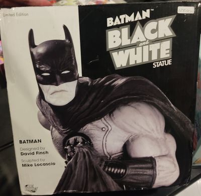 SH Batman Black and White Statue David Finch