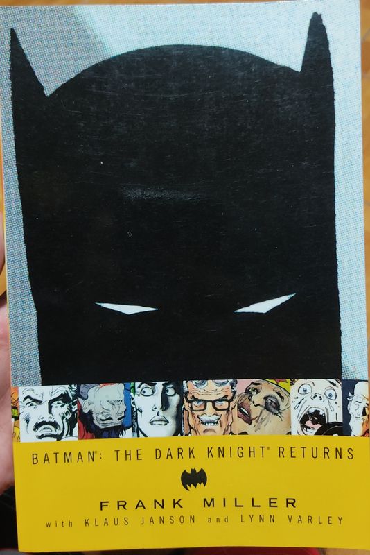 BA12 Batman The Dark Knight Returns TP DC Comics Ingles Frank Miller