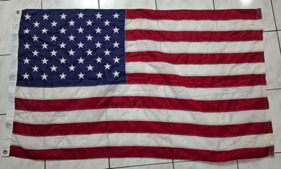 SH8 Bandera estadounidense 100 % fabricada en Estados Unidos – Bandera de Estados Unidos con estrellas bordadas y rayas cosidas