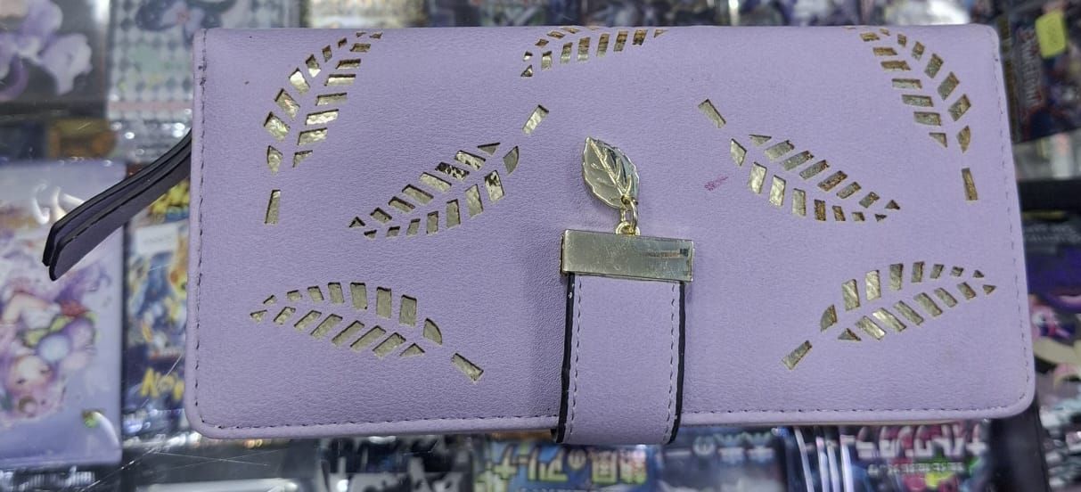 NELA-d, Cartera Lila con Detalles Dorados