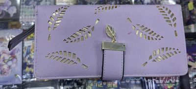 NELA-d, Cartera Lila con Detalles Dorados