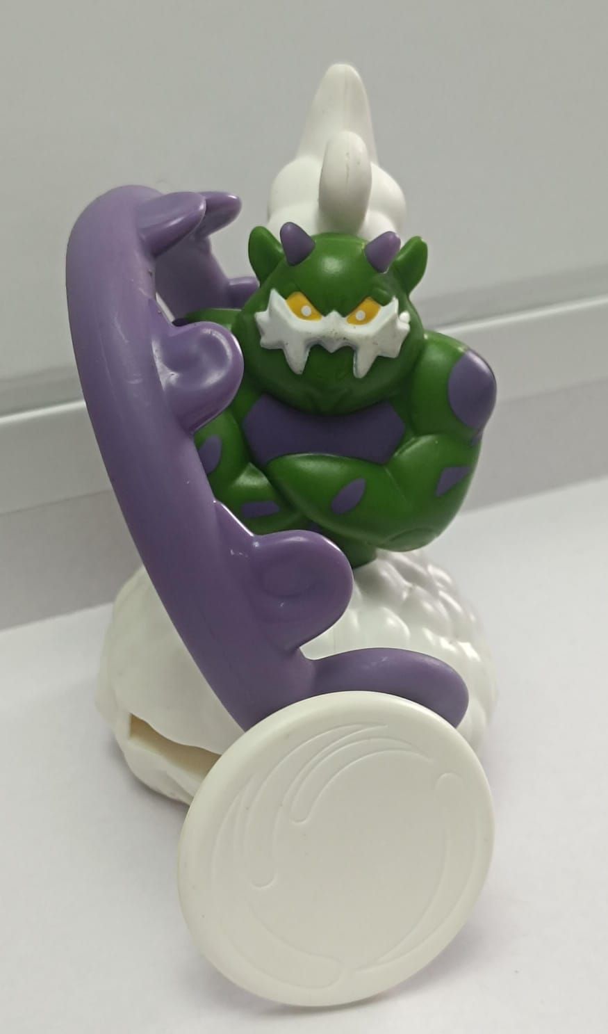 NELA-b,  Tornadus Figura de Pokémon, McDonald&#39;s del año 2018.