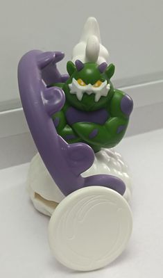 NELA-b,  Tornadus Figura de Pokémon, McDonald&#39;s del año 2018.