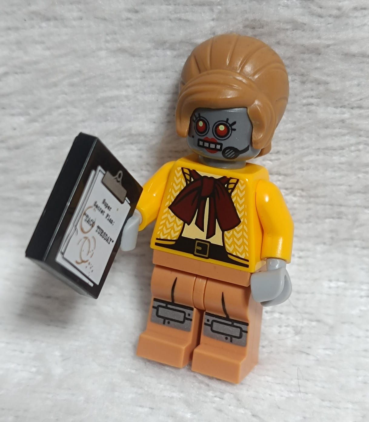 NELA-f,  Minifigura de LEGO de Velma Staplebot de la serie &quot;The LEGO Movie&quot;.