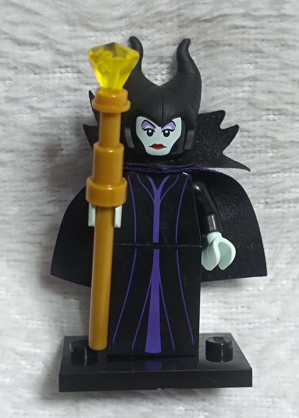 NELA-f, Minifigura LEGO de Maléfica, Disney .