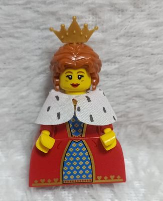 NELA-f, Minifigura de LEGO de la Reina..