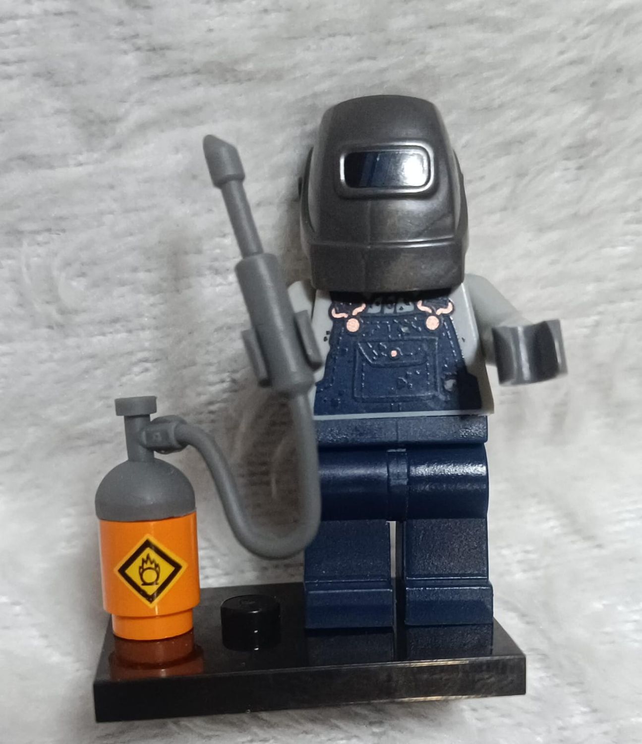NELA-f, Minifigura de Soldador de la Serie 11.