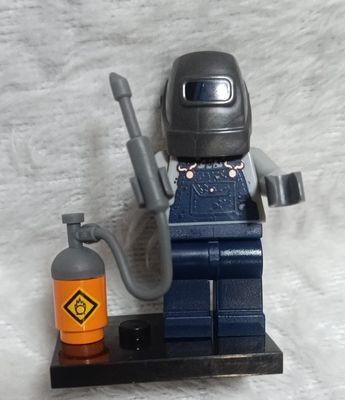 NELA-f, Minifigura de Soldador de la Serie 11.