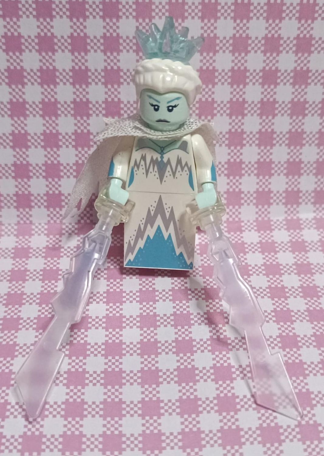 NELA-f, Reina de Hielo (Ice Queen) Minifigura LEGO.