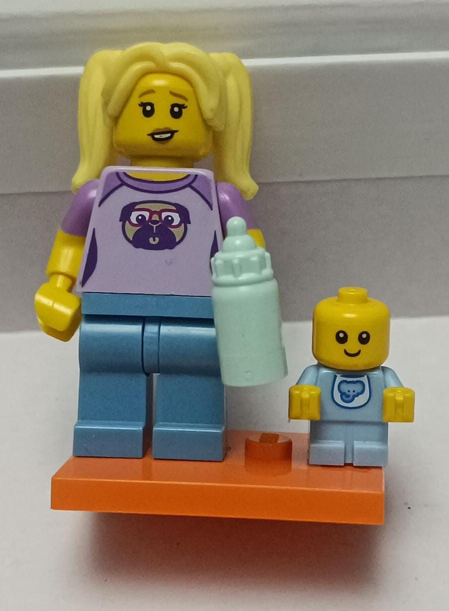 NELA-f, Niñera de LEGO Minifigura.