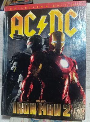 NELA-n, AC/DC Iron Man 2, Collectors Edition, Trae DVD, stickers, Poster y comic.