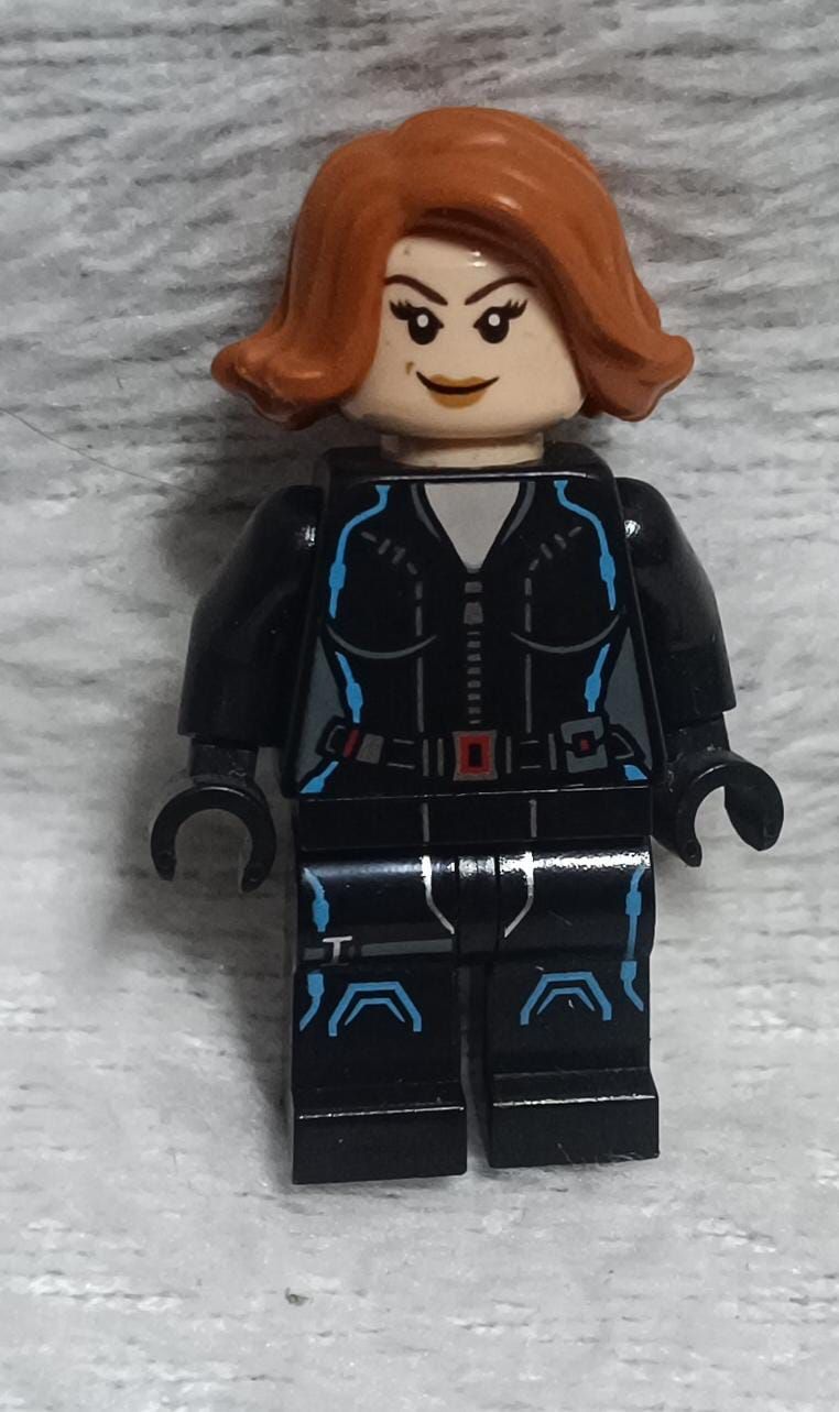 NELA-f, Black Widow Minifigura LEGO  (Viuda Negra) Marvel.