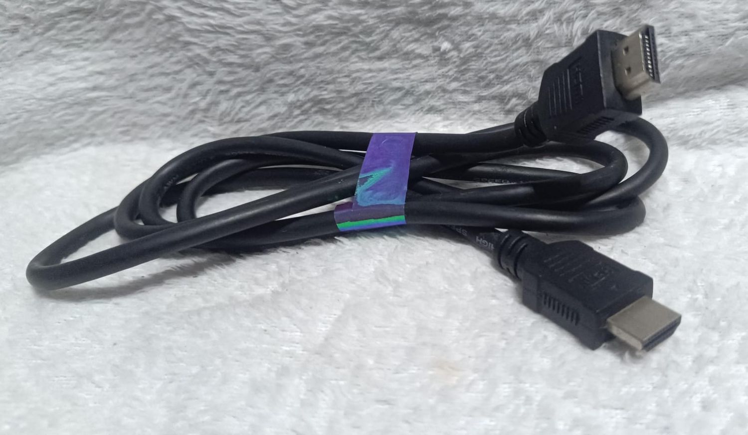 NELA-o, Cable HDMI a HDMI  (High-Definition Multimedia Interface).
