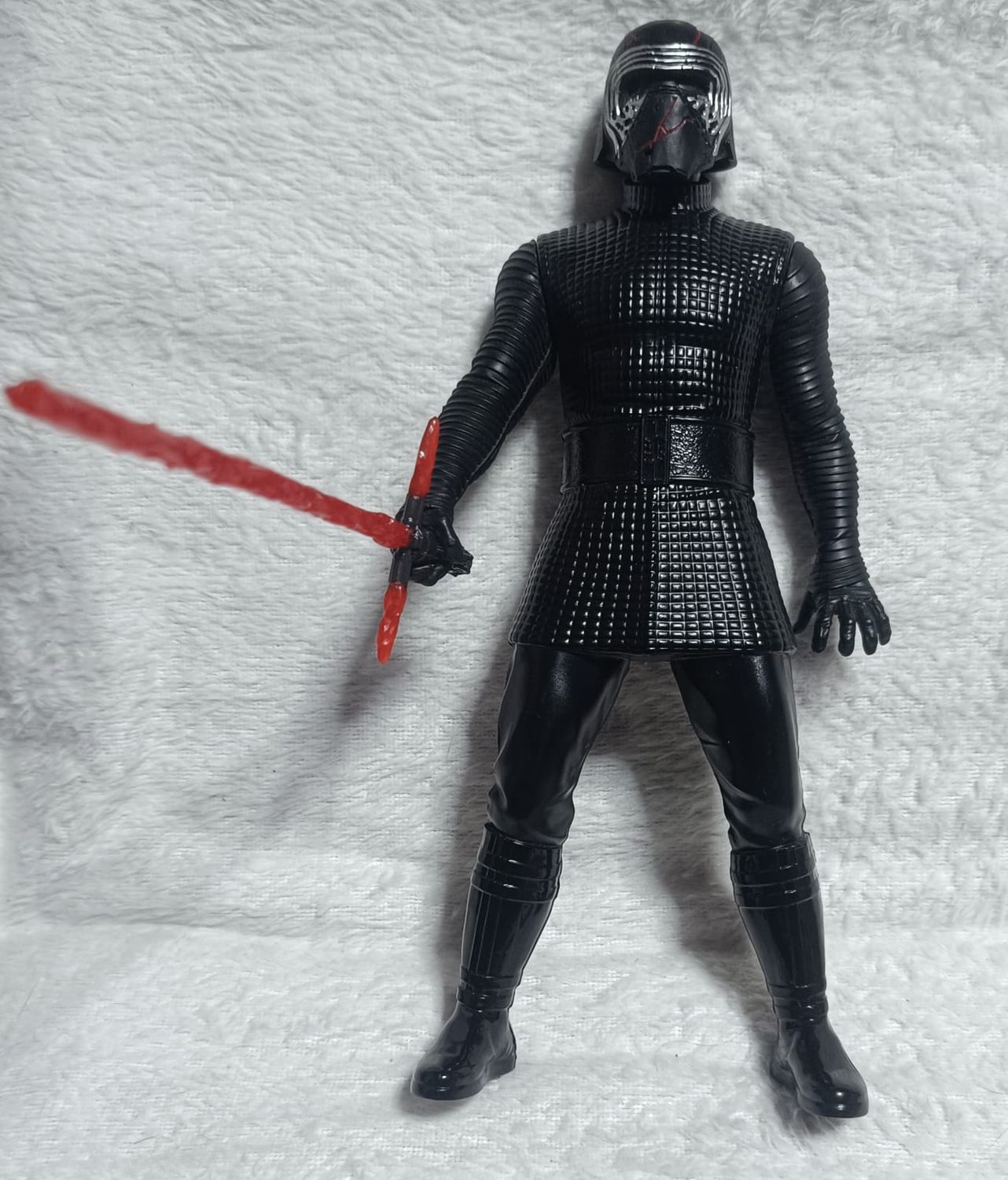 NELA-i,  Kylo Ren  Star Wars   30 cm de altura Hasbro.