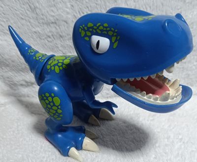 NELA-f, Dinosaurio  Zoomer Chomplingz Spin Master.