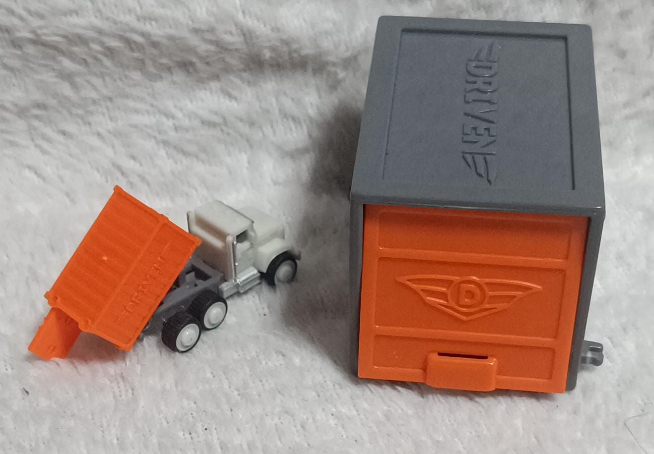 NELA-f, Carro miniatura  Anaranjado Driven Vehicle, Sign &amp; Track Pocket Series 1 Mystery Blind Pack&quot;.
