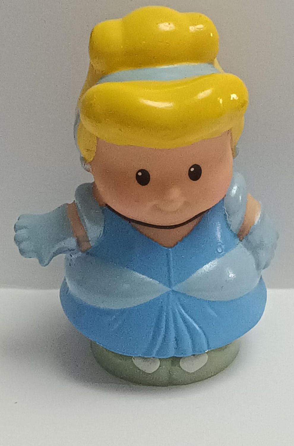 NELA-q, Cenicienta Figura Little People Fisher-Price.