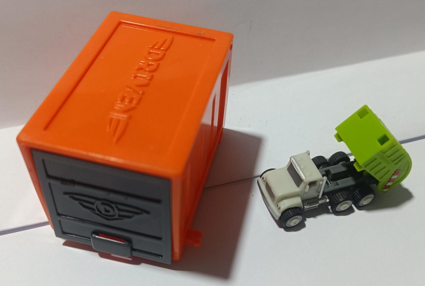 NELA-q, Carro miniatura  de recoleccion Verde /Anaranjado y negro.