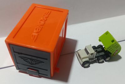 NELA-q, Carro miniatura  de recoleccion Verde /Anaranjado y negro.