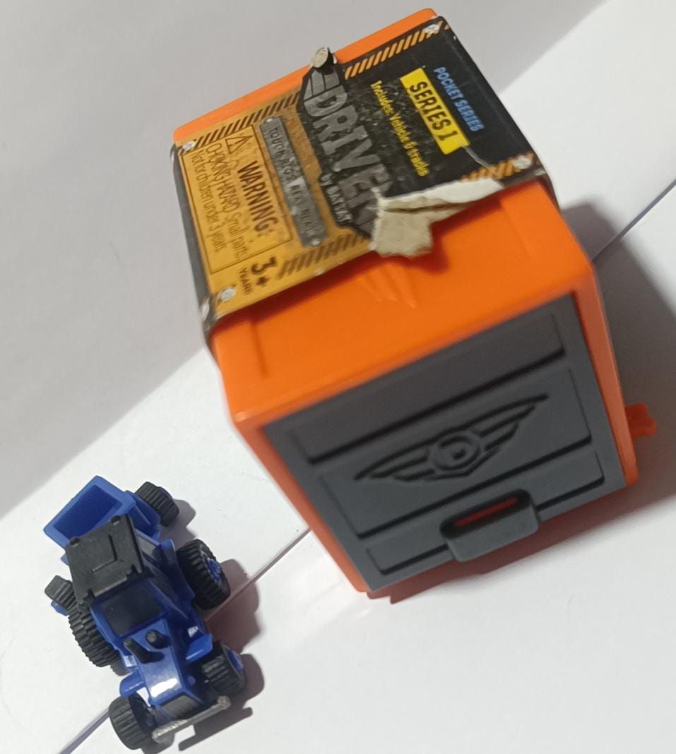 NELA-q, Carro miniatura  Azul  /Anaranjado y negro.