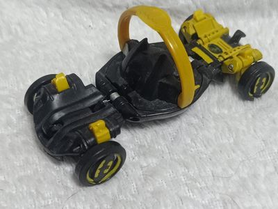 NELA-q, Hot Wheels Ballistiks, un juguete que se transforma de una pelota a un coche y viceversa.